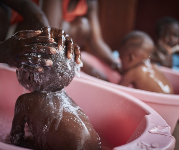 Les jeunes enfants sont baignés par leur mère.