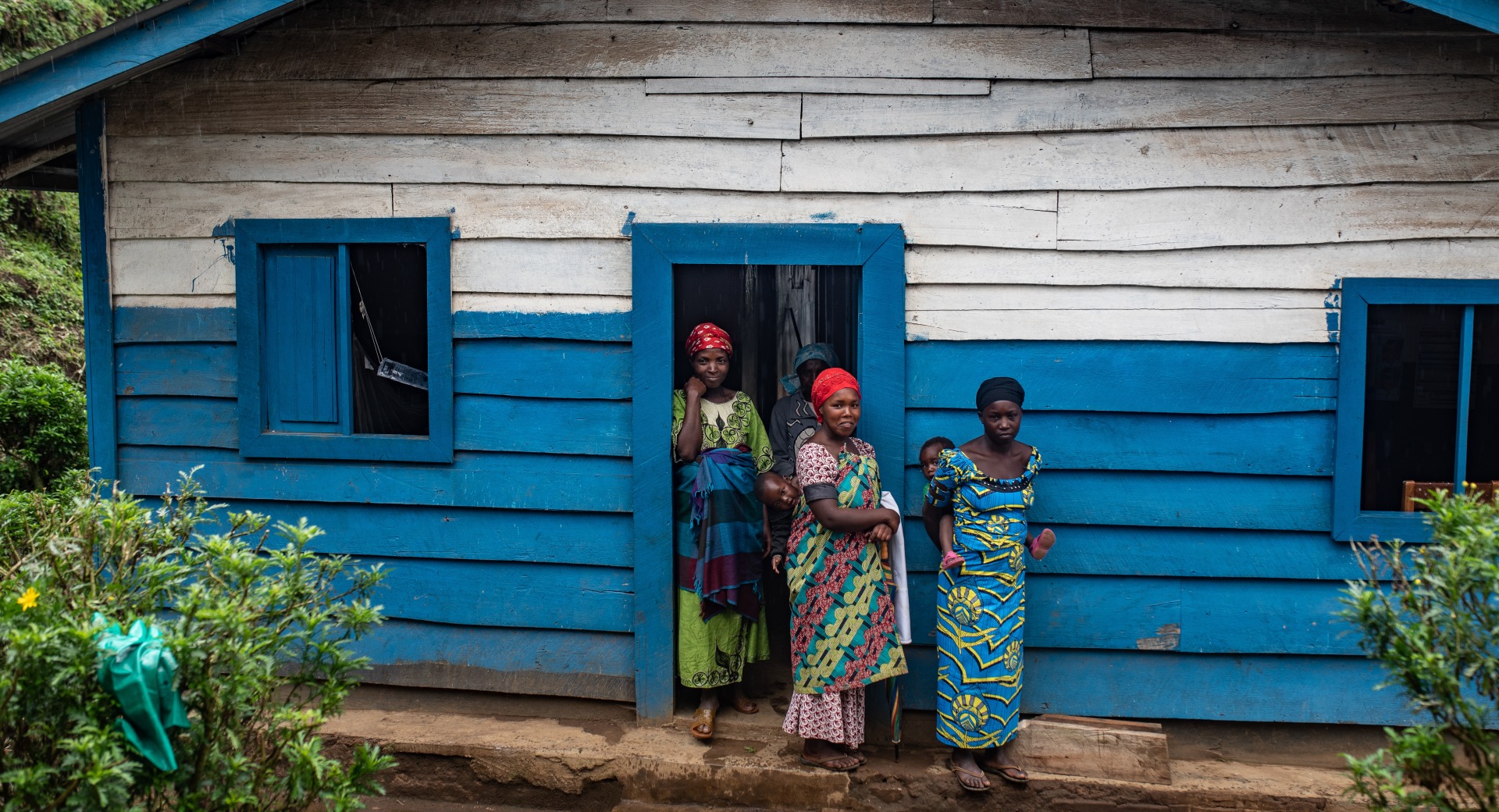 Des femmes attendent leur rendez-vous prénatal à l'extérieur du centre de santé de Kibarizo.