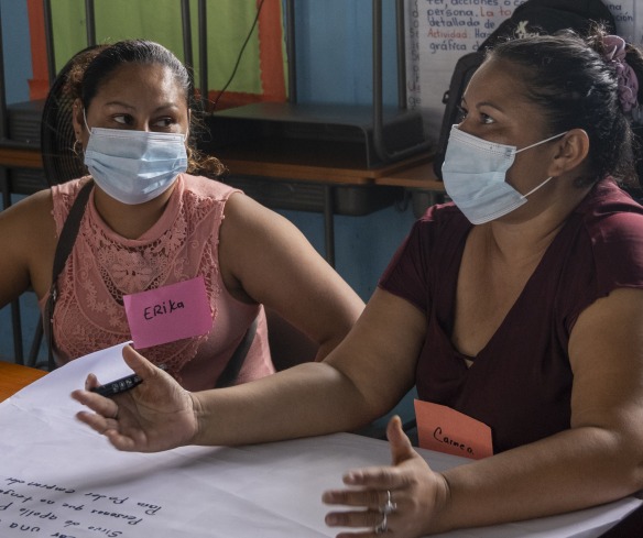 Le personnel d'Action contre la faim discute des plans du programme.