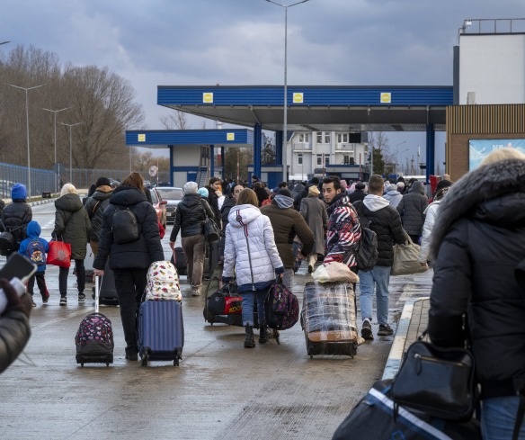 Hundreds of people crowd into Ukraine in Palanca, on the Moldovan border. There are traffic queues of more than 10 kilometers and some people spend 24 hours to get to the border. Volunteer organizations distribute food and hot drinks to make the wait more bearable.