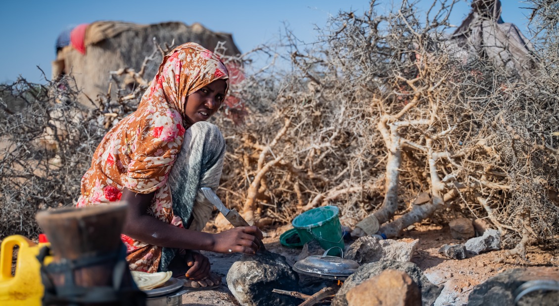 Une jeune fille de 16 ans prépare le petit-déjeuner pour sa famille. En raison de la sécheresse et de l'augmentation du prix des denrées alimentaires, les communautés nomades comme la sienne ont dû lutter pour survivre.
