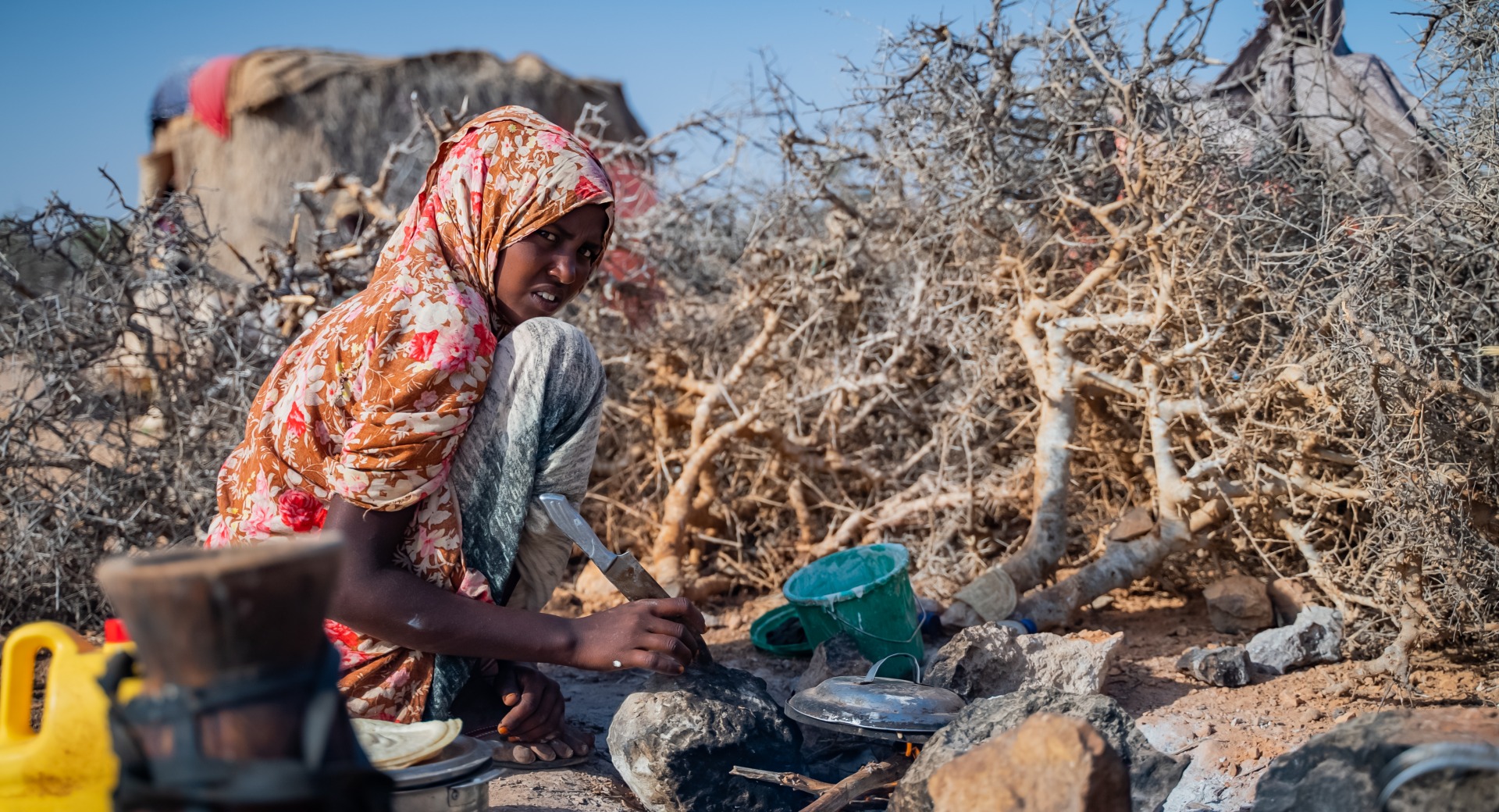 Une jeune fille de 16 ans prépare le petit-déjeuner pour sa famille. En raison de la sécheresse et de l'augmentation du prix des denrées alimentaires, les communautés nomades comme la sienne ont dû lutter pour survivre.