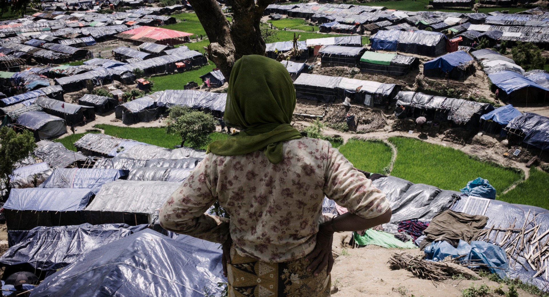 Une femme rohingya observe les camps de Cox&#039;s Bazar.