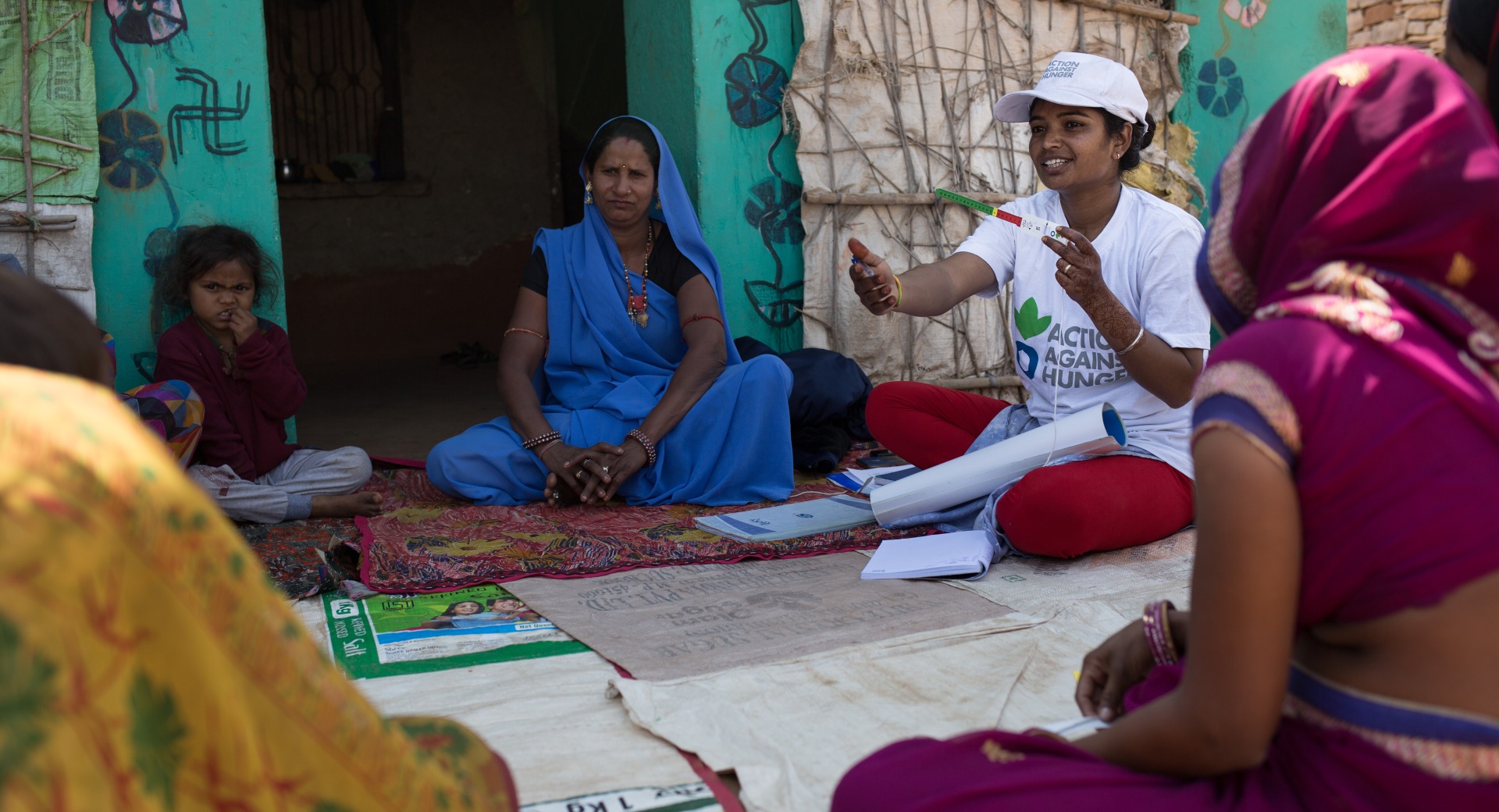 Community Mobilizer Foranti leads a group discussion with mothers in her community.