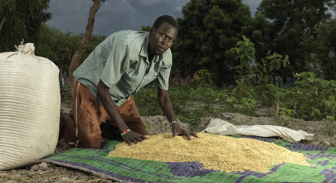 James Wuor, 50 ans, avec le riz qu'il a cultivé chez lui.