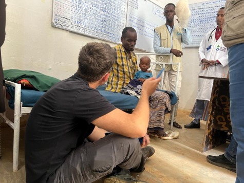 Hassan, holding his son Adan, speaks to Javier  Rio Navarro, EU Humanitarian Aid Representative, during his visit to Somalia earlier this year.