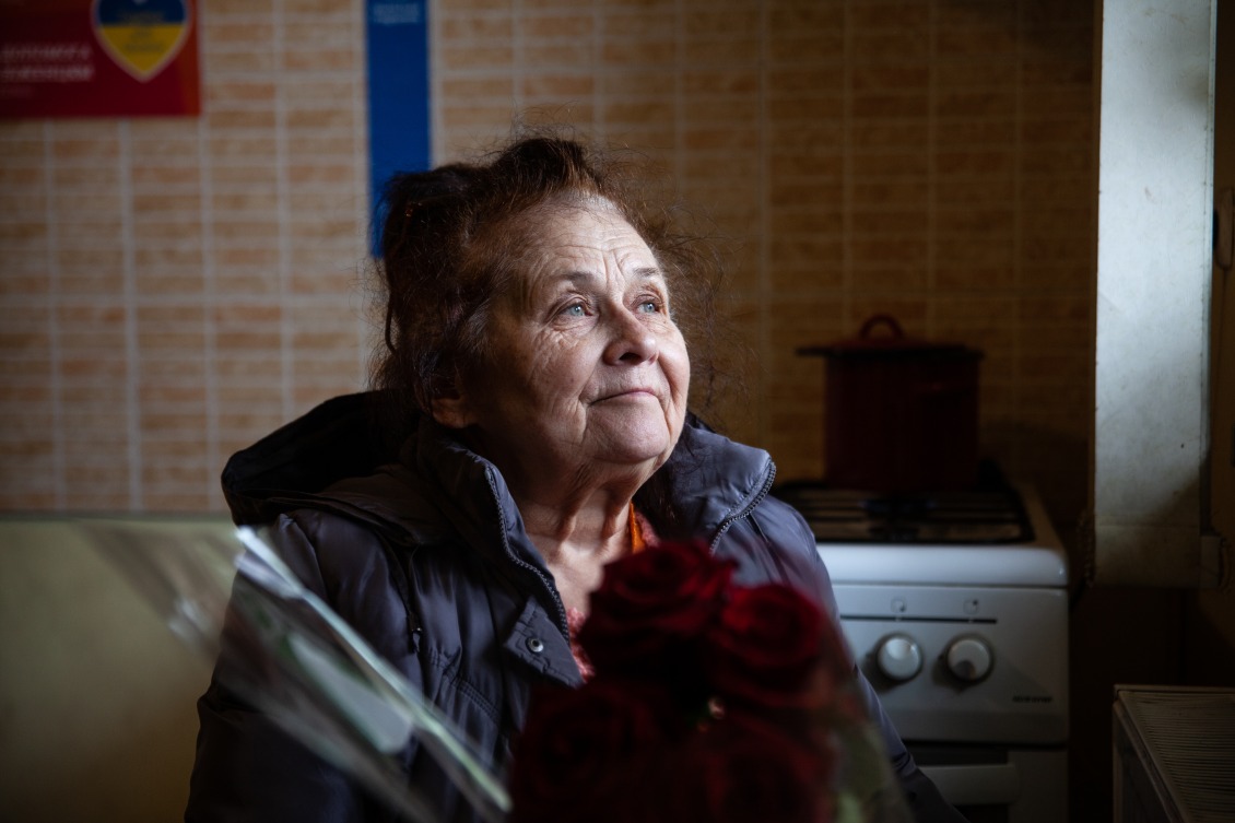 A portrait of Elena Novikova, a 75-year-old Ukrainian refugee.