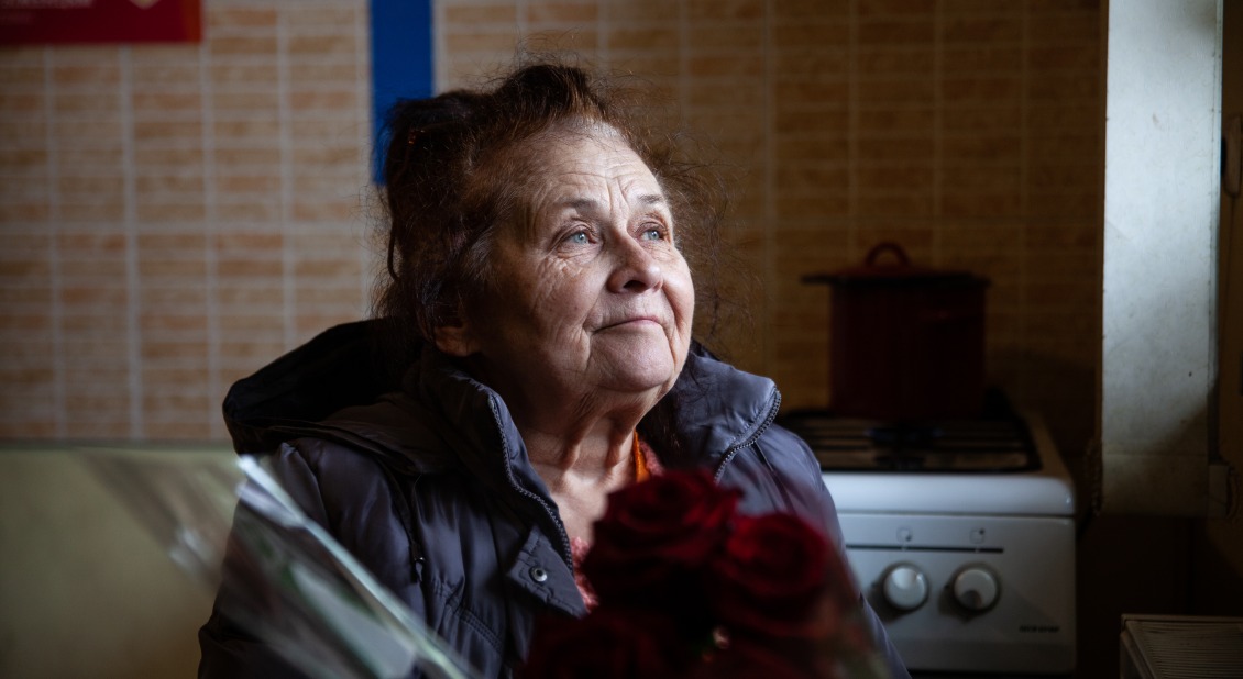 A portrait of Elena Novikova, a 75-year-old Ukrainian refugee.